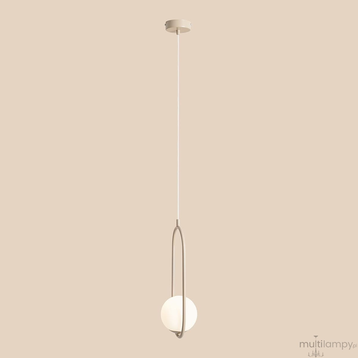 Beżowa lampa wisząca Riva 1-punktowa, z okrągłym, mlecznym kloszem zawieszonym w metalowym, owalnym uchwycie. Ujęcie frontalne, lampa zwisa na cienkim przewodzie z sufitu, na jednolitym tle.