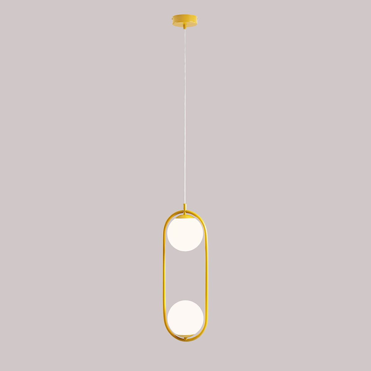 Lampa wisząca Riva 2-punktowa w kolorze żółtym, zawieszona na cienkim kablu. Owalna konstrukcja z metalowym, żółtym ramieniem, z dwoma okrągłymi, białymi kloszami u góry i na dole. Całość na jednolitym tle.