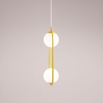 Lampa wisząca Riva 2-punktowa w kolorze żółtym, z dwoma okrągłymi, białymi kloszami, zawieszona na cienkim białym przewodzie. Klosze umieszczone są na żółtej, elastycznej ramie, tworząc nowoczesny, minimalistyczny wygląd.