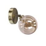 Kinkiet Rodia 1-punktowy w kolorze patyny z bursztynowym kloszem. Okrągła, przezroczysta kula zawieszona na metalowej podstawie. Kąt ujęcia z boku, pokazujący detale mocowania oraz kształt klosza. Tło jednolite, podkreślające elegancję lampy.