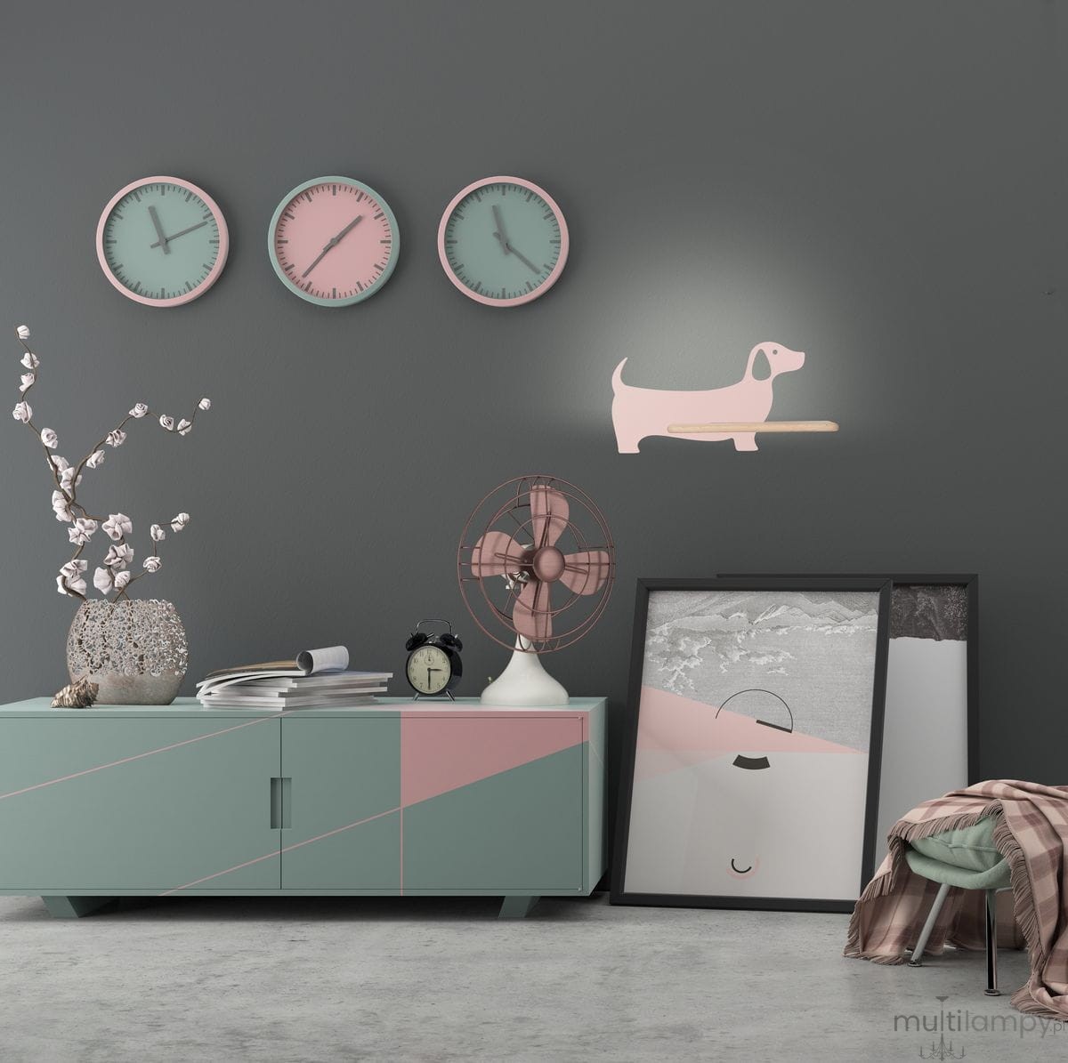 Różowy kinkiet LED w kształcie psa, zamontowany na szarej ścianie. Produkt ma minimalistyczny design, z widoczną drewnianą półką. W otoczeniu dekoracyjna doniczka, zegary w pastelowych kolorach oraz stylowe meble.
