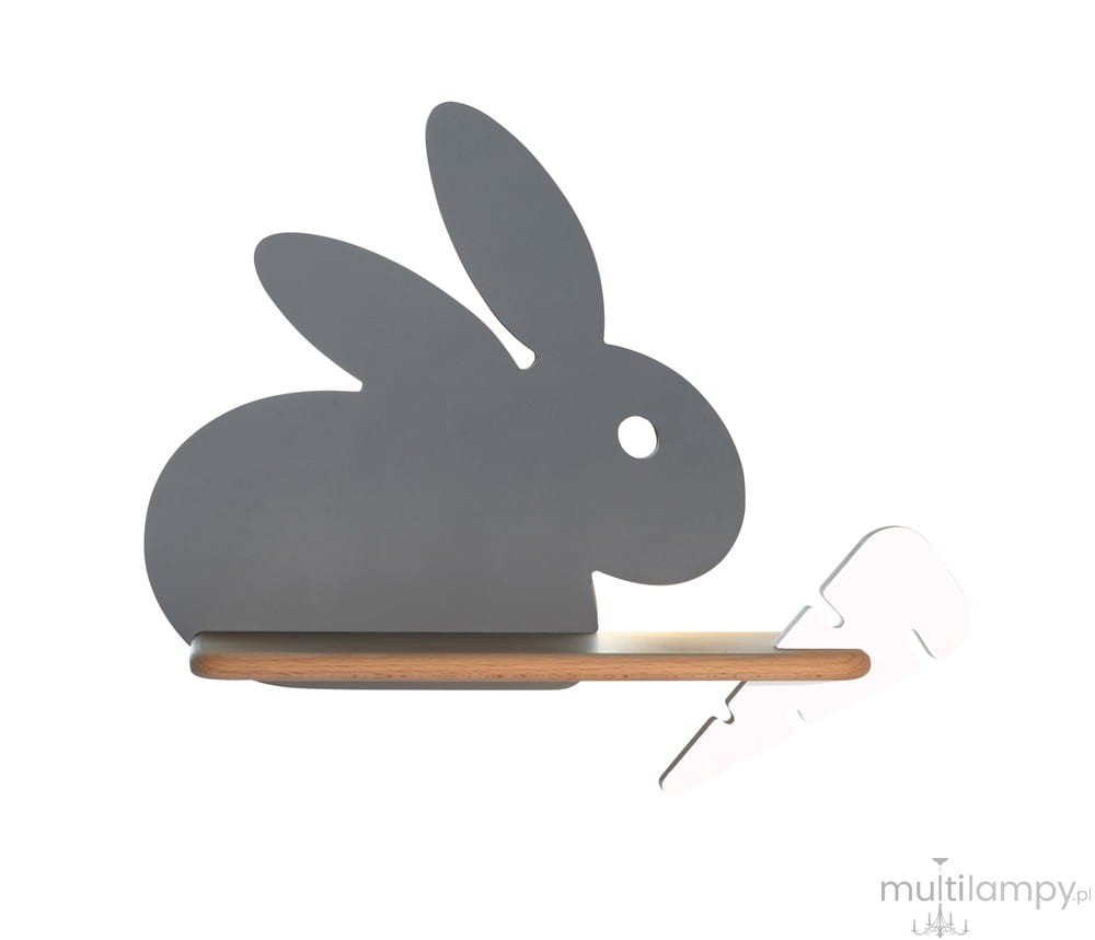 Kinkiet LED Rabbit w kształcie szarego królika z białym zajączkiem i drewnianą półką. Produkt umieszczony w pozycji stojącej, ukazujący detale, takie jak uszy i oczy królika. Tło jednolite, podkreślające design lampy.