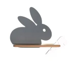 Kinkiet LED Rabbit w kształcie szarego królika z białym zajączkiem i drewnianą półką. Produkt umieszczony w pozycji stojącej, ukazujący detale, takie jak uszy i oczy królika. Tło jednolite, podkreślające design lampy.