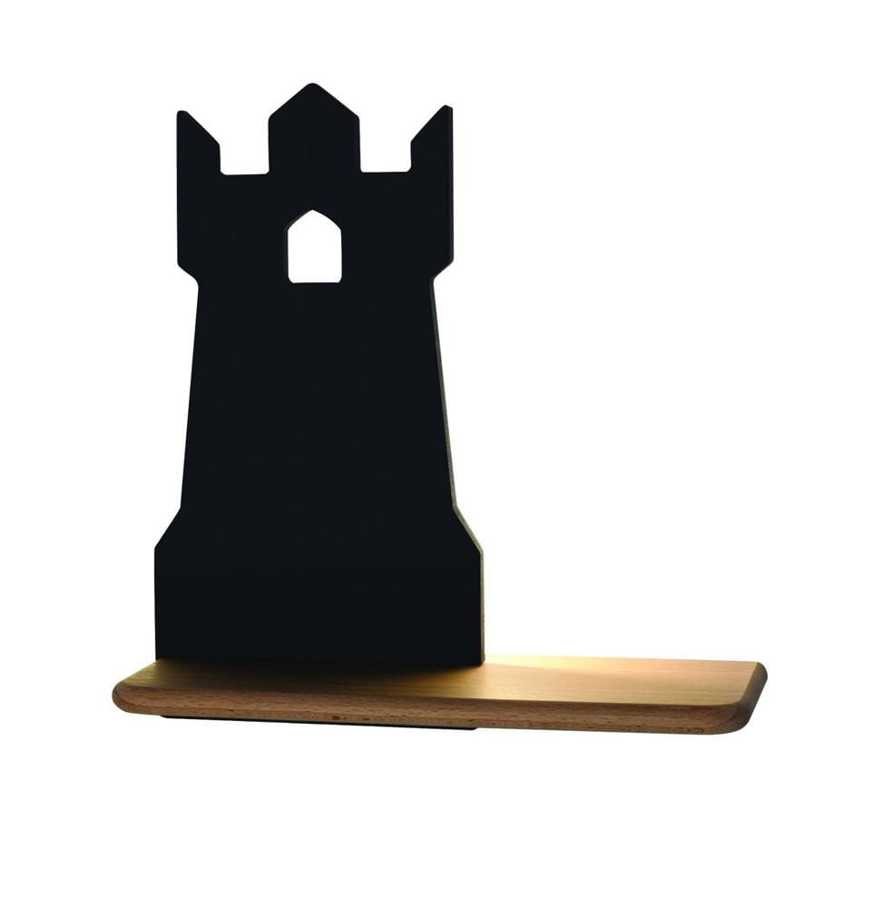 Kinkiet Tower LED w kształcie wieży, czarny, z podstawą w kolorze drewna. Produkt stoi na poziomej półce, z wycięciem w kształcie okna. Prosty design idealny do nowoczesnych wnętrz, zapewniający efektowne oświetlenie.