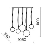 Lampa wisząca Basic form 5-punktowa w kolorze białym. Posiada pięć okrągłych kloszy zawieszonych na cienkich linkach. Wymiary: wysokość 1100 mm, szerokość 1050 mm, głębokość 540 mm. Ujęcie z boku, pokazujące szczegóły konstrukcji.