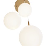 Lampa wisząca 3-punktowa w kolorze złotym z trzema okrągłymi kloszami w odcieniu białym. Klosze zawieszone na cienkich linkach, montowane na okrągłej podstawie. Ujęcie z dołu, podkreślające kształty i rozmieszczenie elementów.
