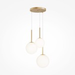 Lampa wisząca 3-punktowa Basic Form MOD321PL-03G1 z złotym stelażem. Trzy kuliste klosze z mlecznego szkła zawieszone na cienkich, białych linkach. Ujęcie frontalne, na białym tle.