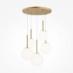 Lampa wisząca Basic form 5-punktowa w kolorze złotym, z pięcioma okrągłymi kloszami z matowego szkła. Zawieszona na cienkich linkach, z okrągłym, płaskim stelażem. Idealna do nowoczesnych aranżacji wnętrz.