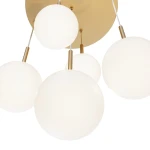 Lampa wisząca 5-punktowa Basic Form w kolorze złotym. Posiada pięć okrągłych kloszy z matowego szkła, zawieszonych na cienkich metalowych linkach. Montaż sufitowy w kolorze złotym, z widocznymi detalami mocowania.