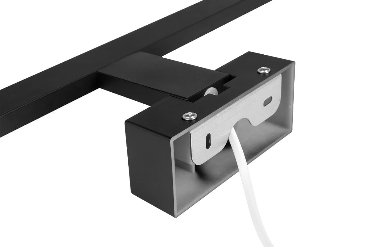 Czarny kinkiet łazienkowy LED IP44, długość 40 cm, moc 8W, montowany na ścianie lub lustrze. Widać metalową podstawę z otworami montażowymi oraz wychodzący kabel. Prosty, nowoczesny design, idealny do wnętrz łazienkowych.