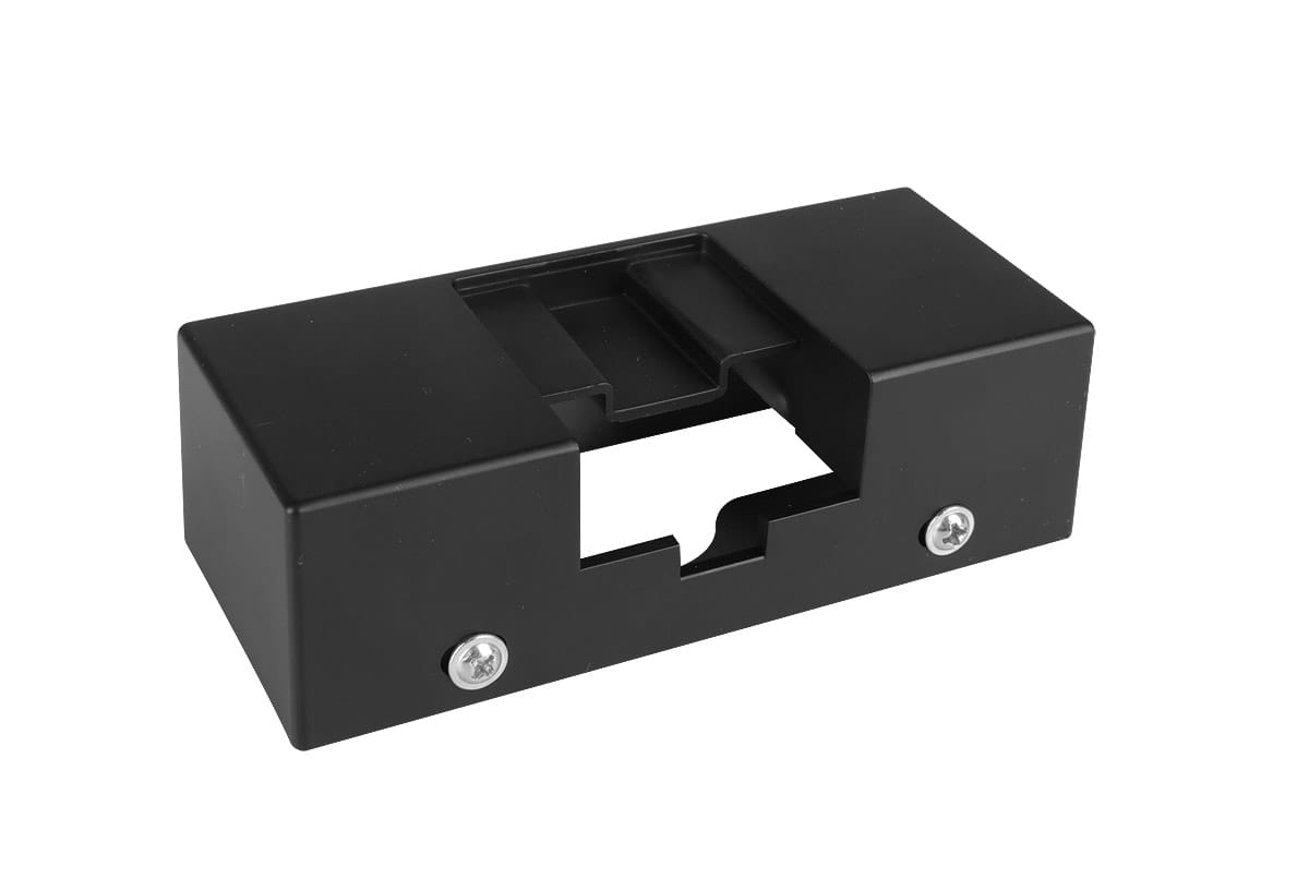 Kinkiet łazienkowy LED IP44 w kolorze czarnym, o wymiarach L40 cm i mocy 8W. Posiada prostokątną obudowę z wycięciem, przeznaczony do montażu na lustrze lub ścianie. Widoczne elementy montażowe.