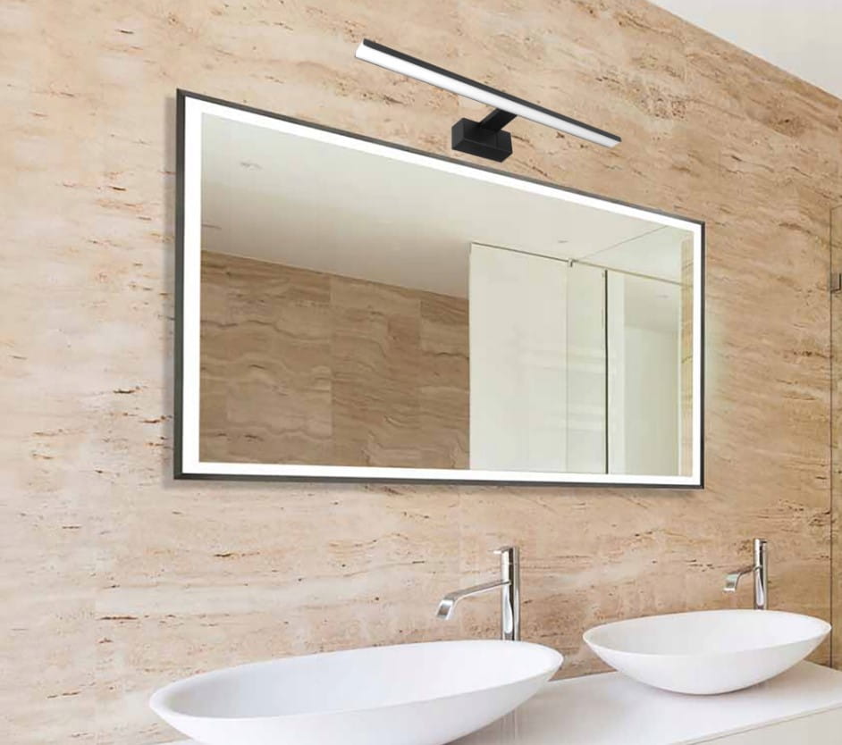 Besta kinkiet łazienkowy LED IP44 w kolorze czarnym, zamontowany nad prostokątnym lustrem. Oświetlenie w minimalistycznym stylu, skierowane w dół, na tle jasnej ściany marmurowej. Wysokość 60 cm, moc 15W.