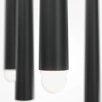 Cascade LED lampa wisząca 5-punktowa, czarna, z pięcioma cylindrycznymi uchwytami, każdy z białą żarówką LED. Ujęcie zbliżeniowe, ukazujące detale struktury i kształtu lampy na jasnym tle.
