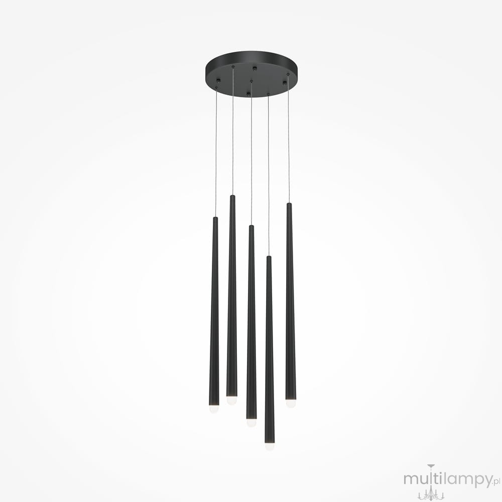 Czarna lampa wisząca Cascade LED z pięcioma podłużnymi kloszami w kształcie stożków, zawieszona na cienkich linkach. U góry okrągła podsufitka w tym samym kolorze. Produkt na jasnym tle.