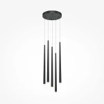 Czarna lampa wisząca Cascade LED z pięcioma podłużnymi kloszami w kształcie stożków, zawieszona na cienkich linkach. U góry okrągła podsufitka w tym samym kolorze. Produkt na jasnym tle.