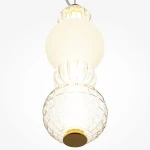 Lampa wisząca Collar LED w kolorze złotym, składająca się z trzech elementów: białej, okrągłej części szklanej, przezroczystej z dekoracyjnym wzorem i błyszczącej podstawy. Ujęcie z góry, na białym tle.