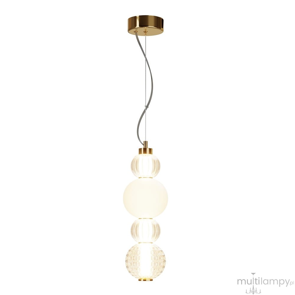 Lampa wisząca LED Collar w złotym kolorze, z trzema różnymi kulami: białą opalizującą, przezroczystą z teksturą oraz przezroczystą z geometrycznym wzorem. Ujęcie z przodu, zawieszona na cienkim przewodzie, montowana do sufitu.