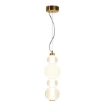 Lampa wisząca LED Collar w złotym kolorze, z trzema różnymi kulami: białą opalizującą, przezroczystą z teksturą oraz przezroczystą z geometrycznym wzorem. Ujęcie z przodu, zawieszona na cienkim przewodzie, montowana do sufitu.