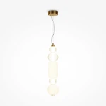 Lampa wisząca Collar LED w kolorze złotym z przezroczystymi i matowymi elementami. Składa się z trzech kulistych i prostokątnej formy, zawieszona na cienkim kablu. Tło białe, podkreślające elegancki design.