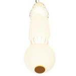 Lampa wisząca LED Collar w złotym kolorze, z białym, okrągłym kloszem i dekoracyjnym detalem u góry. Produkt zawieszony w pionie, z widocznym gładkim wykończeniem i złotym akcentem na podstawie.