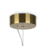 Złota lampa wisząca LED Collar P069PL-L16G3K, z okrągłym, matowym kloszem. Widoczny kabel zasilający oraz mocowanie sufitowe. Lampa zawieszona w pozycji pionowej, na białym tle.