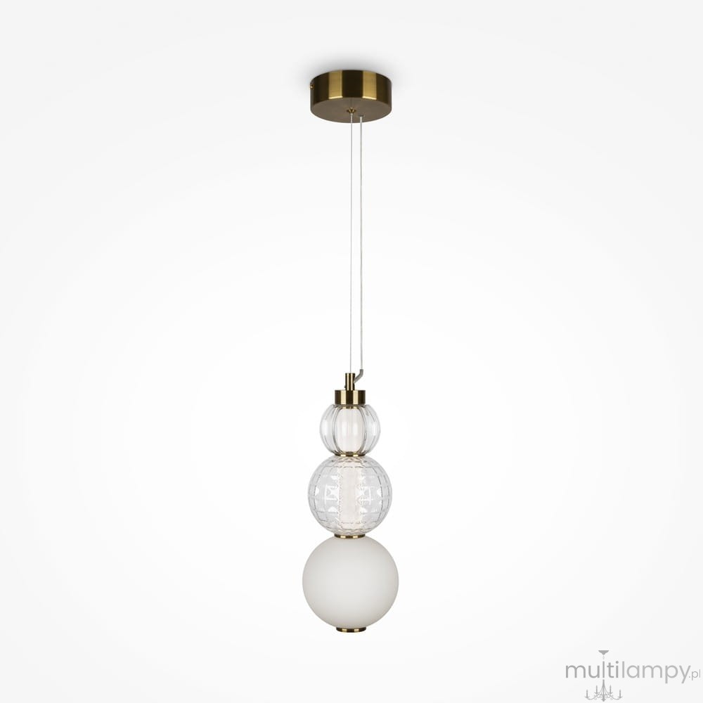 Lampa wisząca Collar LED w kolorze złotym z trzema kulistymi kloszami: dolny matowy biały, środkowy przezroczysty z fakturą, górny przezroczysty. Ujęcie frontalne, zawieszona na cienkim przewodzie, mocowana do sufitu. Tło białe.