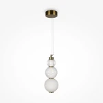 Lampa wisząca Collar LED w kolorze złotym z trzema kulistymi kloszami: dolny matowy biały, środkowy przezroczysty z fakturą, górny przezroczysty. Ujęcie frontalne, zawieszona na cienkim przewodzie, mocowana do sufitu. Tło białe.