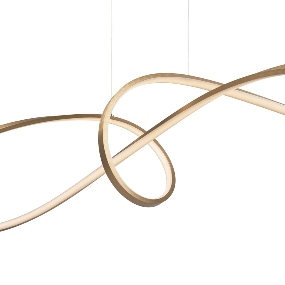 Złota lampa wisząca Curve LED o unikalnym kształcie, składająca się z dwóch skręconych pierścieni. Lampa ma jasne, ciepłe światło LED i jest zawieszona na cienkich przewodach, na białym tle.