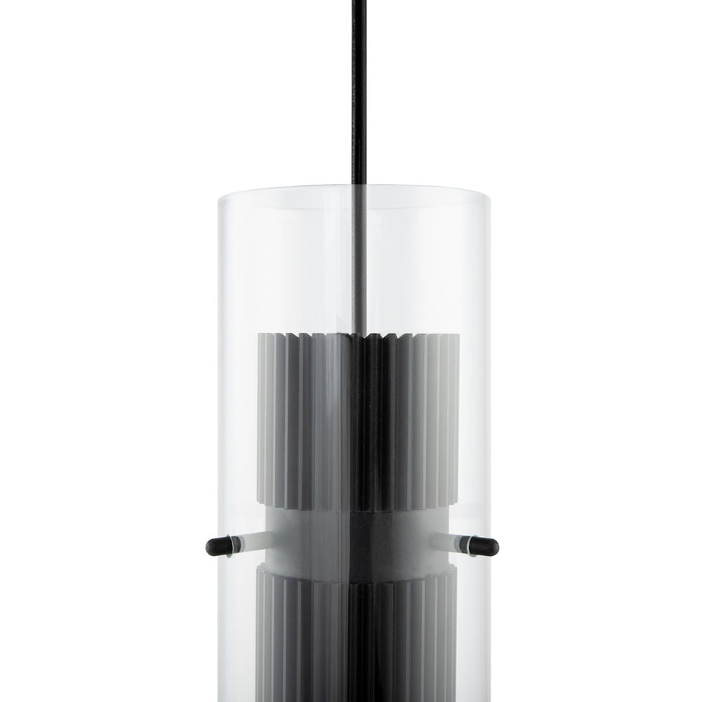 Lampa wisząca Dynamics 1-punktowa, czarna, z przezroczystym kloszem, ukazującym wewnętrzny, żebrowany element. Produkt zawieszony na cienkim, czarnym przewodzie, widok frontalny. Idealna do nowoczesnych wnętrz.