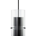 Lampa wisząca Dynamics 1-punktowa, czarna, z przezroczystym kloszem, ukazującym wewnętrzny, żebrowany element. Produkt zawieszony na cienkim, czarnym przewodzie, widok frontalny. Idealna do nowoczesnych wnętrz.