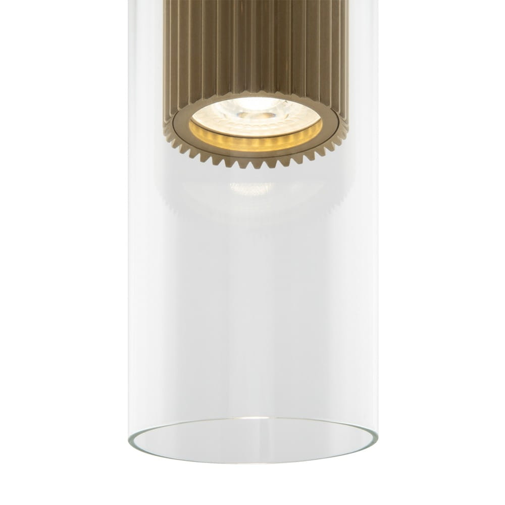 Lampa wisząca Dynamics 1-punktowa MOD326PL-01MG w złotym kolorze z przezroczystym kloszem. Okrągła, metalowa oprawa z żłobieniami, zawierająca źródło światła, zwisająca w pionie. Idealna do nowoczesnych wnętrz.