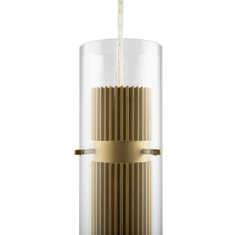 Lampa wisząca Dynamics 1-punktowa w kolorze złotym, z przezroczystym kloszem. Widoczny złoty element o żłobionej fakturze, umieszczony centralnie. Zawieszona na cienkim przewodzie, w pozycji pionowej. Idealna do nowoczesnych wnętrz.
