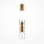 Lampa wisząca Dynamics 1-punktowa w złotym kolorze z przezroczystym kloszem. Kształt cylindryczny, z widoczną dekoracyjną częścią wewnętrzną z żłobieniami. Zawieszona na cienkim przewodzie, montowana do sufitu. Proste tło.