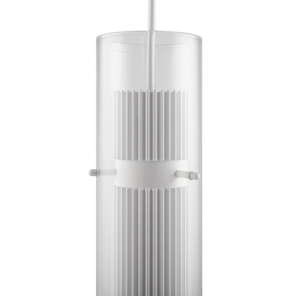Lampa wisząca Dynamics 1-punktowa w kolorze białym, z cylindrycznym kloszem i żłobioną strukturą na powierzchni. Ujęcie z przodu, eksponujące detale mocowania i cieńszy kabel. Idealna do nowoczesnych wnętrz.