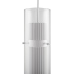 Lampa wisząca Dynamics 1-punktowa w kolorze białym, z cylindrycznym kloszem i żłobioną strukturą na powierzchni. Ujęcie z przodu, eksponujące detale mocowania i cieńszy kabel. Idealna do nowoczesnych wnętrz.