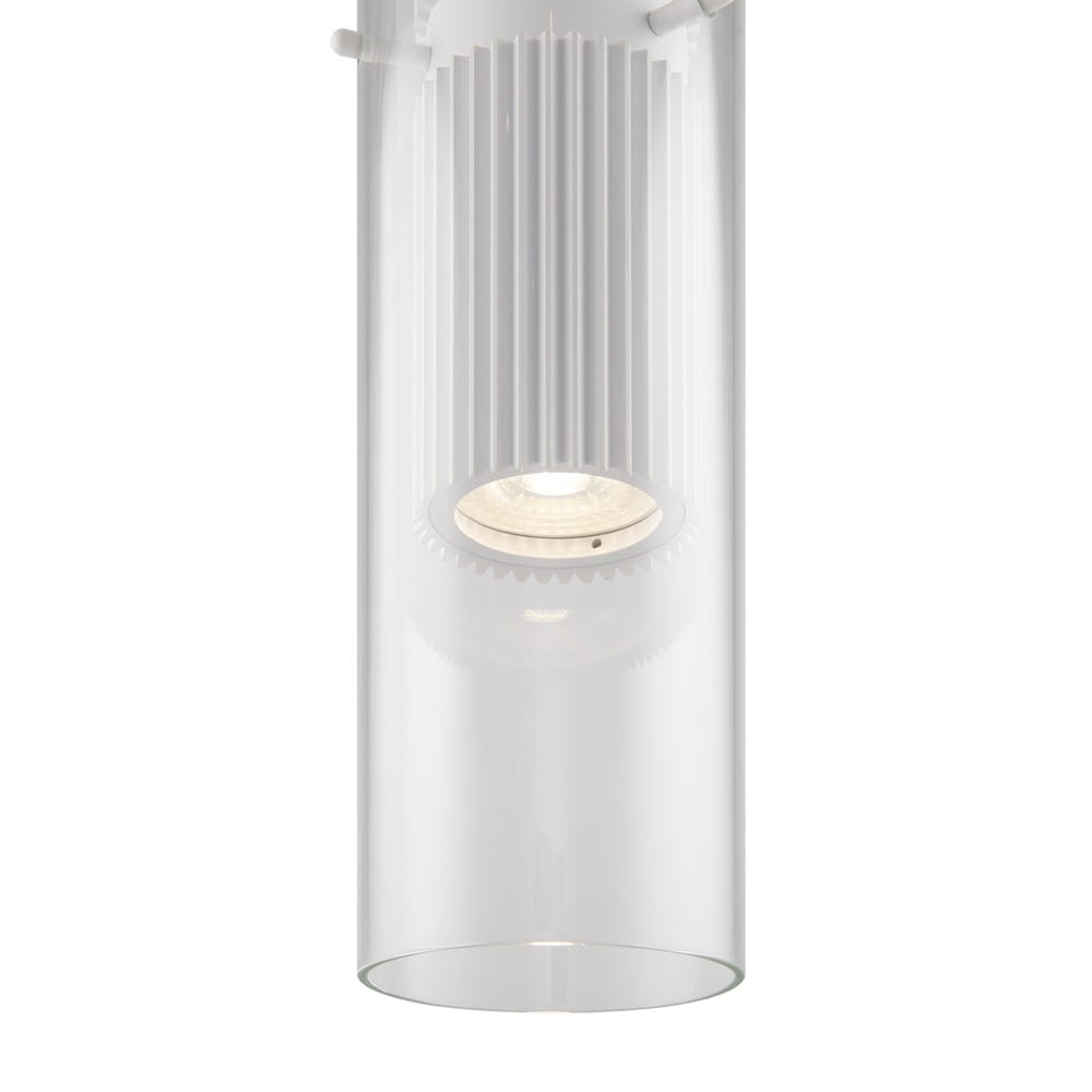 Lampa wisząca Dynamics 1-punktowa w białym kolorze, okrągła, z przezroczystym kloszem. Widoczny żarówka z żebrowanym detalem na górze. Produkt zawieszony, z minimalistycznym designem, idealny do nowoczesnych wnętrz.