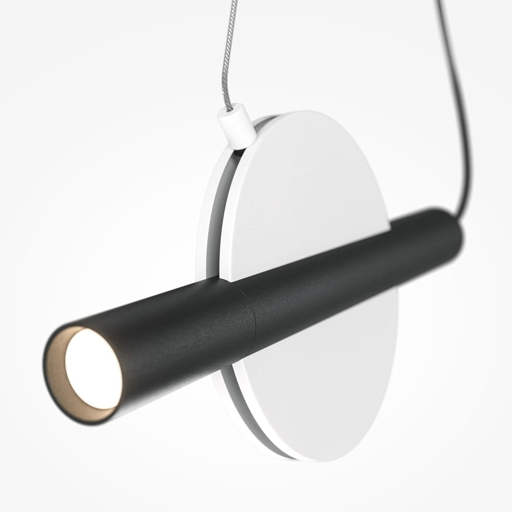 Biała lampa wisząca Enigma LED z czarnym, cylindrycznym kloszem i okrągłą podstawą. Ujęcie z boku, z widocznym zawieszeniem i źródłem światła na końcu klosza. Prosty, nowoczesny design idealny do różnych wnętrz.