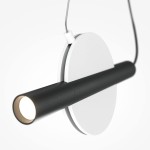 Biała lampa wisząca Enigma LED z czarnym, cylindrycznym kloszem i okrągłą podstawą. Ujęcie z boku, z widocznym zawieszeniem i źródłem światła na końcu klosza. Prosty, nowoczesny design idealny do różnych wnętrz.