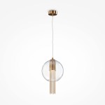 Lampa wisząca Flusso 1-punktowa w kolorze brązowym, z okrągłym, przezroczystym kloszem i złotymi detalami. Wyciągnięta na cienkim przewodzie, zawieszona pod sufitem, ukazuje dekoracyjne łańcuchy w dolnej części. Tło białe, minimalistyczne.