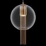 Lampa wisząca Flusso 1-punktowa w kolorze brązowym. Okrągła, przezroczysta kula szklana z metalowym, złotym elementem u góry oraz wiszącymi łańcuszkami poniżej, zawieszona na cienkim przewodzie. Tło czarne.