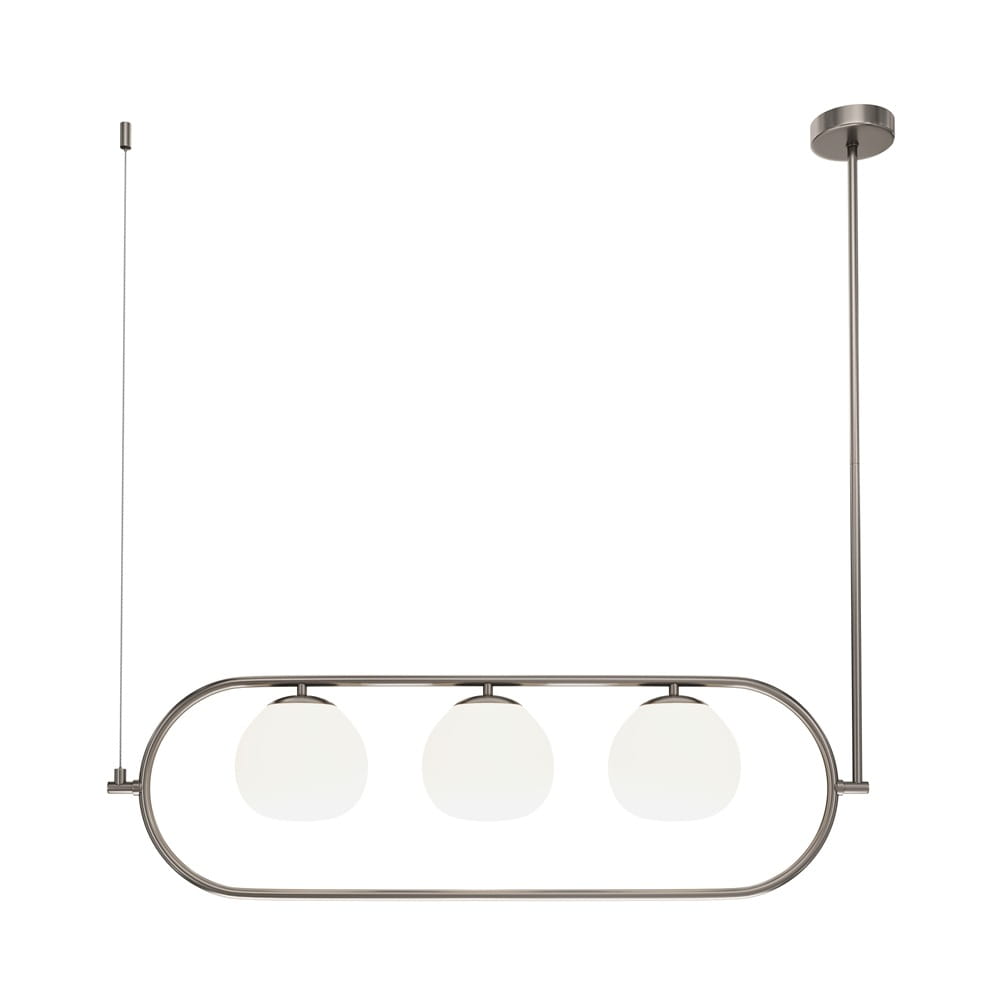 Lampa wisząca Erich w kolorze niklu, 3-punktowa. Posiada trzy okrągłe klosze z białego szkła zawieszone na metalowej, owalnej ramie. Ujęcie z przodu, produkt zamontowany na suficie, z regulowanym przewodem.