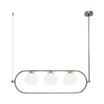 Lampa wisząca Erich w kolorze niklu, 3-punktowa. Posiada trzy okrągłe klosze z białego szkła zawieszone na metalowej, owalnej ramie. Ujęcie z przodu, produkt zamontowany na suficie, z regulowanym przewodem.