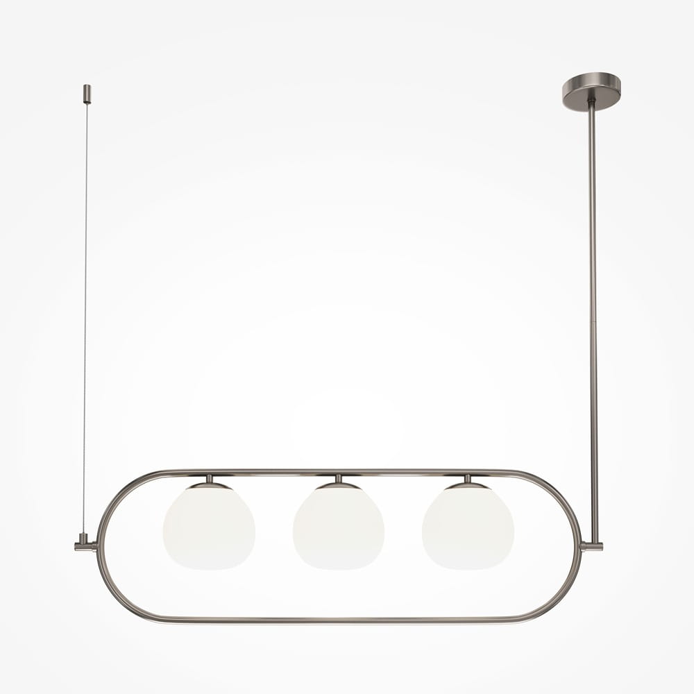 Lampa wisząca Erich 3-punktowa w kolorze niklowym. Okrągłe klosze z mlecznego szkła zawieszone na metalowej ramie w kształcie elipsy. Ujęcie z boku, lampa zawieszona na długim, cienkim przewodzie. Proste tło.