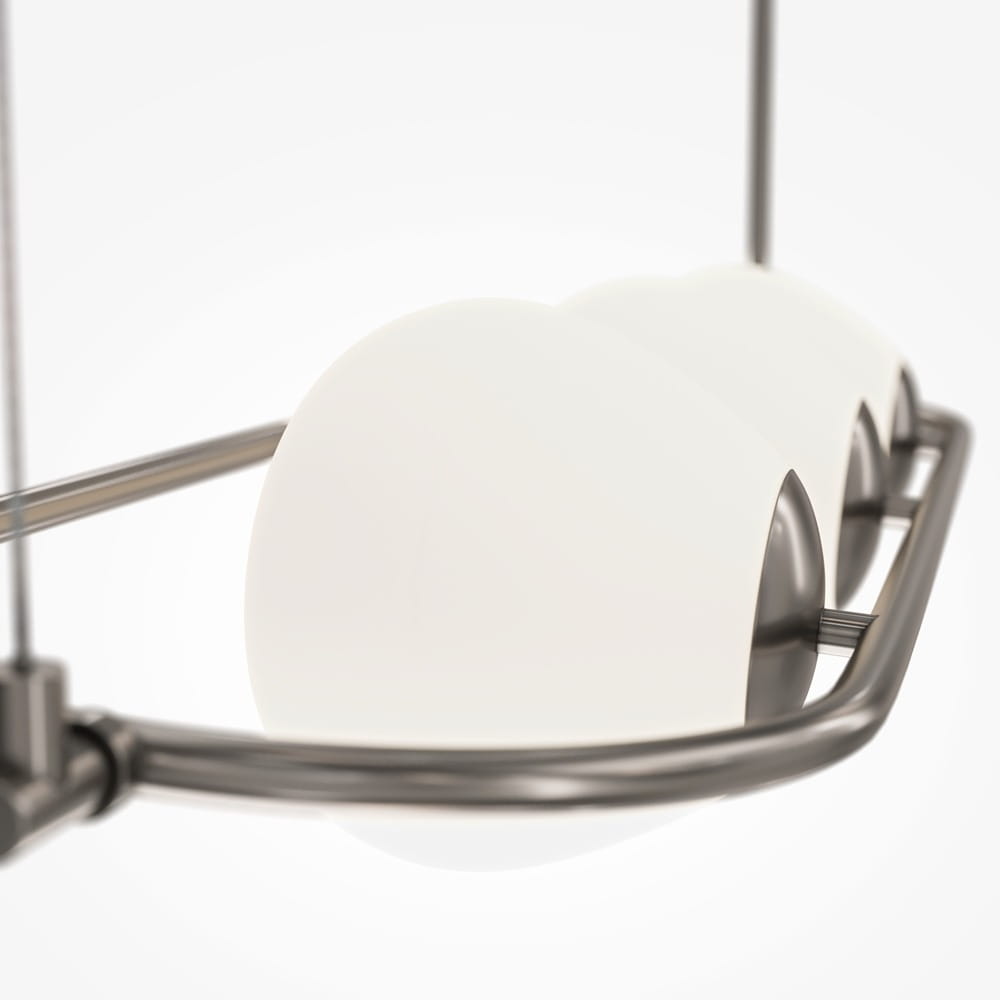 Lampa wisząca Erich 3-punktowa w kolorze niklu, z trzema zaokrąglonymi kloszami w odcieniu białym. Ujęcie z boku, pokazujące metalową konstrukcję oraz gładkie, lekko wypukłe klosze, umieszczone na prostokątnej ramie.