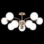 Lampa sufitowa Erich z 10 punktami świetlnymi, wykonana z mosiądzu, z okrągłymi, białymi kloszami. Produkt prezentowany z góry, z rozłożonymi ramionami, na ciemnym tle. Klosze zapewniają równomierne oświetlenie wnętrza.