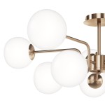 Lampa sufitowa Erich w kolorze mosiądzu, z 10 punktami świetlnymi. Posiada sześć białych, okrągłych kloszy rozmieszczonych na metalowych ramionach. Ujęcie z boku, ukazujące detal konstrukcji i połączenia elementów.