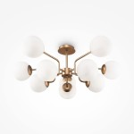 Lampa sufitowa Erich 10-punktowa, wykonana z mosiądzu, posiada 10 opraw z białymi, kulistymi kloszami. Zawieszona na okrągłej podstawie, z metalowymi ramionami rozchodzącymi się promieniście. Idealna do nowoczesnych wnętrz.