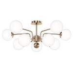 Lampa sufitowa Erich 10-punktowa w kolorze mosiądzu. Posiada okrągłe, białe klosze umieszczone na metalowych ramionach, z centralnym mocowaniem. Ujęcie frontalne, ukazuje całość lampy z widocznymi detalami konstrukcyjnymi.