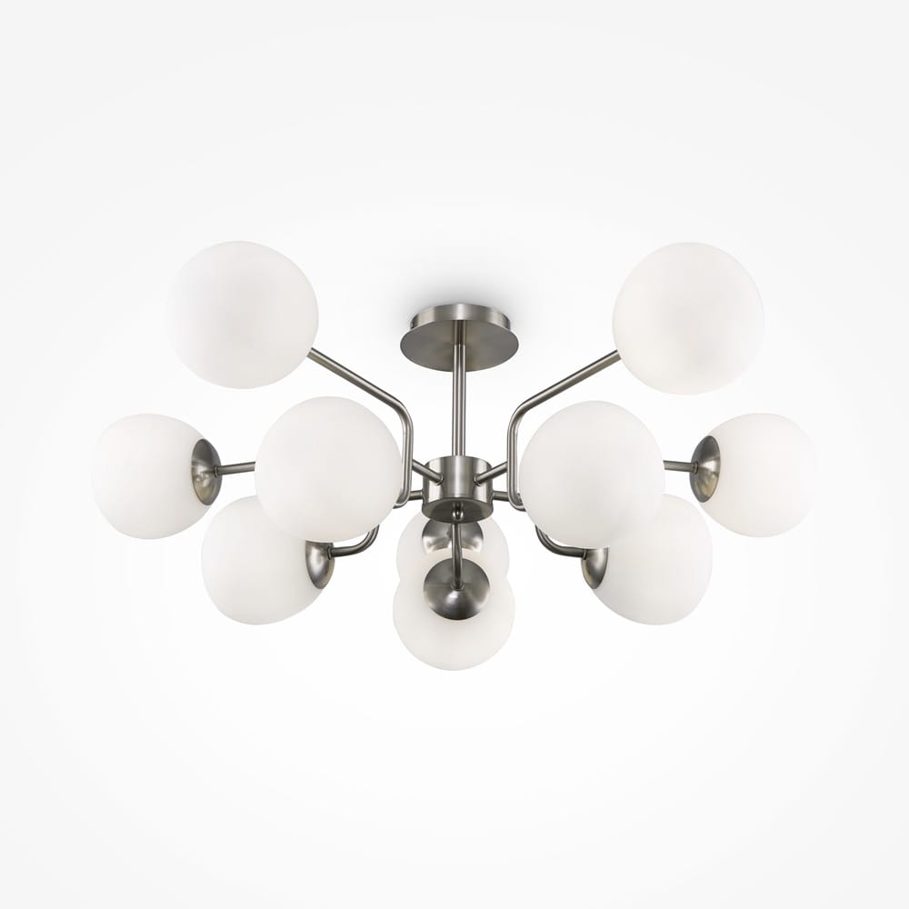 Lampa sufitowa Erich 10-punktowa w kolorze niklu. Posiada dziesięć kulistych, mlecznych kloszy rozmieszczonych na metalowej konstrukcji. Ujęcie frontalne, montowana na suficie, idealna do nowoczesnych wnętrz.