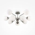 Lampa sufitowa Erich 10-punktowa w kolorze niklu. Posiada dziesięć kulistych, mlecznych kloszy rozmieszczonych na metalowej konstrukcji. Ujęcie frontalne, montowana na suficie, idealna do nowoczesnych wnętrz.
